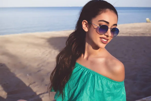 Portrait of a beautiful woman with long hair, summer, closeup.Close up sunny summer portrait of beautiful woman with long brunette long hair,wearing vintage sunglasses and outfit, vacation style. — Stock Photo, Image