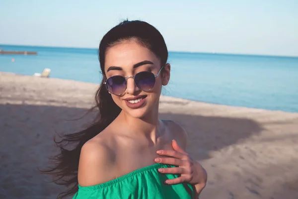 Happy woman on the beach. Portrait of the beautiful girl close-up, the wind fluttering hair. Summer portrait on the beach. Young pretty girl. Young smiling woman outdoors portrait. Close. ocean — Stock Photo, Image