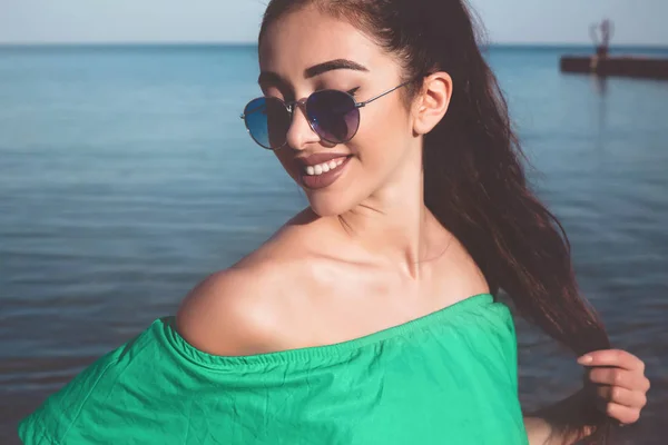 Retrato de verano en la playa. Jovencita linda. Joven mujer sonriente al aire libre retrato. Cerca. océano —  Fotos de Stock
