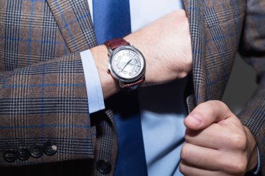 İşadamı uymak yakın çekim. Moda aksesuarları elleri ile rahat bez elbiseli genç işadamı yakışıklı modeli adam portresi