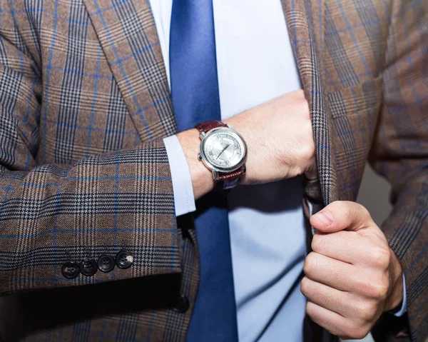 İşadamı uymak yakın çekim. Moda aksesuarları elleri ile rahat bez elbiseli genç işadamı yakışıklı modeli adam portresi