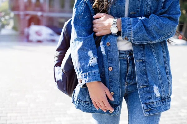 Trendy jonge vrouw in jeans, lange jeans jasje en handtas op de straten van de stad. Fashion.Stylish . — Stockfoto