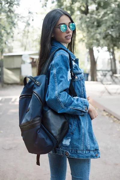 Mooie stijlvolle vrouw in vallen casual outfit, wandelen in de stad. Streetstyle. Close-up beeld van mode details, jeans jasje, stijlvolle tas. — Stockfoto