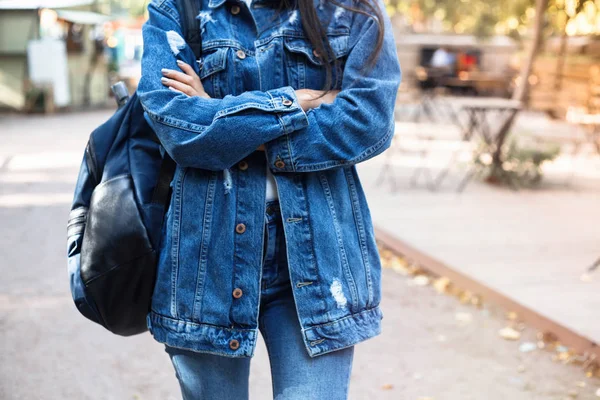 Mulher jovem na moda em jeans, jaqueta de calça longa e bolsa feminina nas ruas da cidade. Moda. Elegante  . — Fotografia de Stock