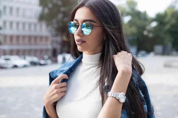 Feche o retrato de moda de estilo de vida de hipster elegante jovem mulher andando na rua, vestindo roupa na moda jeans. Rua estilo mulher posando com roupas de outono europeu City.Stylish — Fotografia de Stock