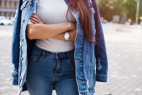 Модная молодая женщина в джинсах, длинной джинсовой куртке и сумочке на улицах города. Fashion.Style  . — стоковое фото