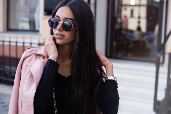 Moda retrato de cerca de la mujer bastante elegante en traje casual otoño caminando en la ciudad. Street style.young hermosa mujer elegante caminando en la calle en abrigo rosa, tendencia de la moda de otoño . — Foto de Stock