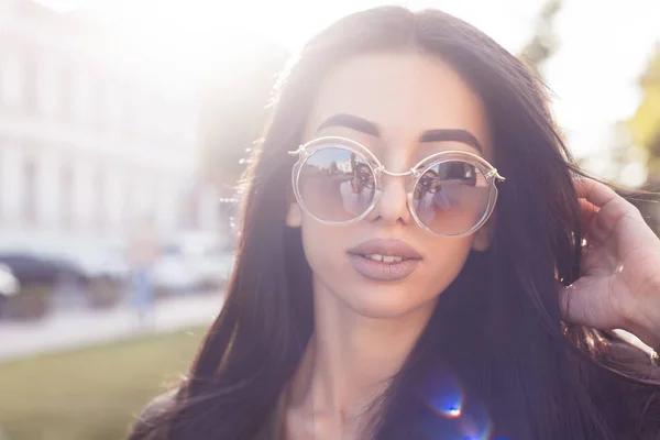 Feche o retrato de moda de estilo de vida de hipster elegante jovem mulher andando na rua, vestindo roupa na moda jeans. Rua estilo mulher posando com roupas de outono europeu City.Stylish — Fotografia de Stock