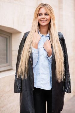 Güzel mutlu kız City sokak. Açık moda portre sarışın güzel kız