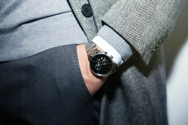 Closeup imagem de moda de relógio de luxo no pulso de detalhe man.body de um homem de negócios.Mão do homem em lã jaqueta azul, em calças azul escuro bolso closeup.Casual roupa. Tonal em um terno de negócios de perto — Fotografia de Stock