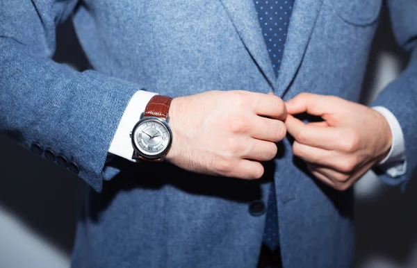 Moda piękny portret człowieka przystojny model młody biznesmen dorywczo tkaniny komplet z akcesoriami na stalowych zegarkach, krawat, kurtka hands.wearing niebieski, płaszcz z wełny z bliska — Zdjęcie stockowe