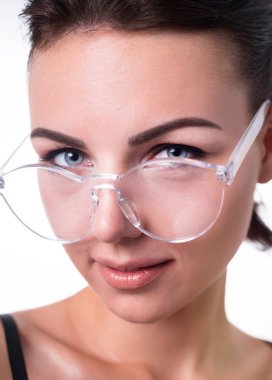 Güzel seksi genç kadın giymiş şık optik gözlük üzerinde beyaz arka plan portre