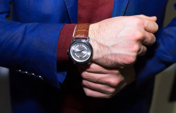 Lifestyle Φωτογραφία Του Κομψό Επιχειρηματίες Φοράει Ρολόι Πολυτελείας Επιτυχημένος Άνδρας — Φωτογραφία Αρχείου