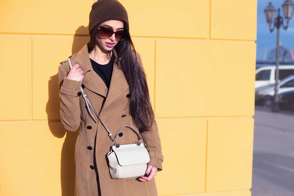 Fröhliche Junge Frau Mit Sonnenbrille Vor Blauem Hintergrund Schöne Weibliche — Stockfoto