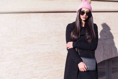 Eski şehirde şık giysiler giyen genç güzel moda kadın sokak portresi. Modeli bir kenara arıyorum. Sokak moda kavramı. Yakın çekim. Toned.Copy alanı arka bina bej.