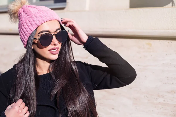 Retrato Callejero Una Joven Hermosa Mujer Moda Con Ropa Elegante —  Fotos de Stock