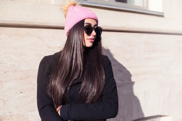 Mulher Elegante Jovem Vestindo Headwear Quente Rosa Casaco Andando Rua — Fotografia de Stock