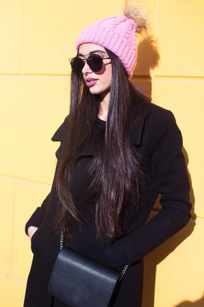 Hermosa Mujer Morena Gafas Sol Gorra Punto Joven Blogger Moda — Foto de Stock