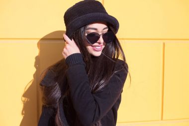 Son moda mutlu gülümseyen genç erkek sarı duvar arka plan üzerinde poz rahat kıyafetler giymiş