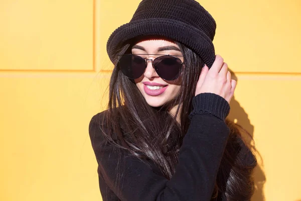 Moda Feliz Sonriente Joven Mujer Usando Ropa Casual Posando Sobre — Foto de Stock