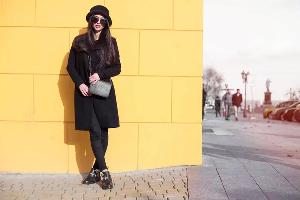 Estilo Vida Soleado Retrato Moda Joven Mujer Hipster Elegante Caminando —  Fotos de Stock