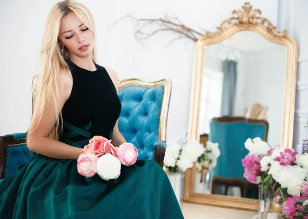 Foto Moda Uma Bela Jovem Elegante Vestido Azul Bonito Com — Fotografia de Stock