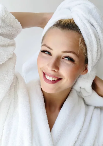 Close Retrato Mulher Sorridente Deslumbrante Feliz Roupão Banho Desfrutando Bem — Fotografia de Stock