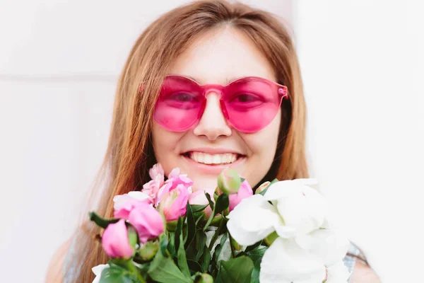 Primer Plano Retrato Mujer Feliz Hipster Sosteniendo Ramo Peonía Frente — Foto de Stock