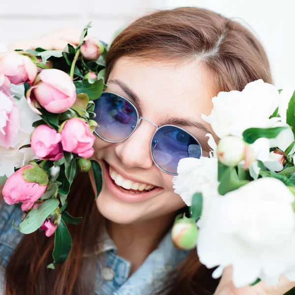 Estilo Vida Retrato Primavera Hermosa Mujer Joven Con Tulipanes Primavera — Foto de Stock