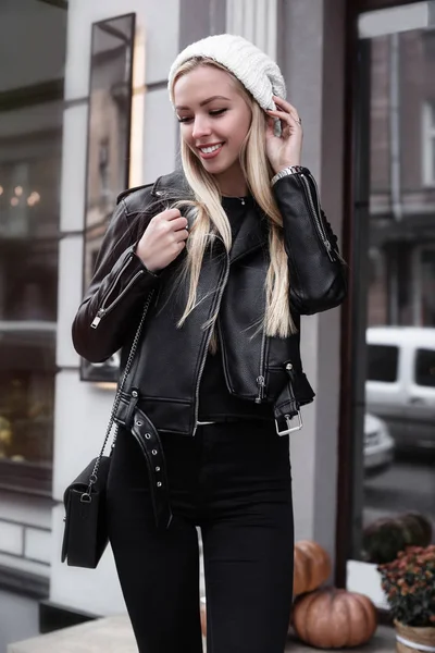 Chica Moda Caminando Calle Salió Café Felicidad Destaca Belleza Atractiva — Foto de Stock