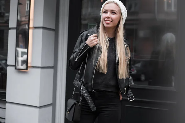 Retrato Una Hermosa Mujer Rubia Joven Con Elegante Traje Negro —  Fotos de Stock