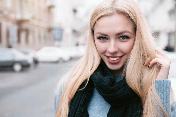 Felicidad Resalta Belleza Atractiva Joven Sonriente Mujer Mirando Cámara Mientras — Foto de Stock