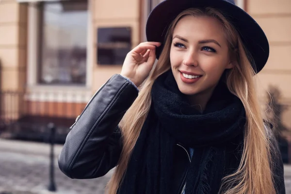 Outdoor Portrait Young Beautiful Fashionable Woman Wearing Stylish Accessories Hat — стоковое фото