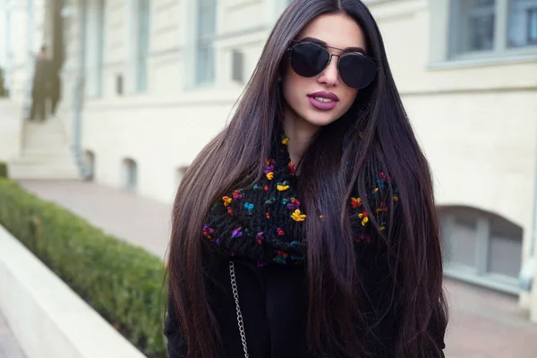 Retrato Aire Libre Una Joven Hermosa Mujer Moda Con Pelo — Foto de Stock