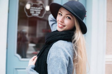 Pozitif moda Parlatıcı gülümseyen kız zevk yaşam, gülüyor. Yakın çekim portre sevimli gülümseme açık havada yürüyüş ile güzel beyaz kadının. Kopya alanı.