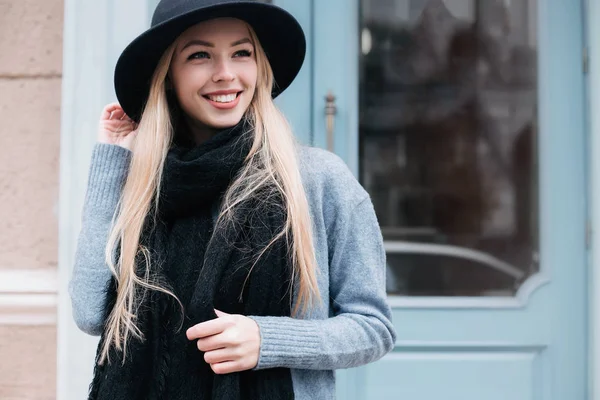 Muchacha Sonriente Brillo Moda Positiva Disfrutar Vida Laughing Close Retrato — Foto de Stock