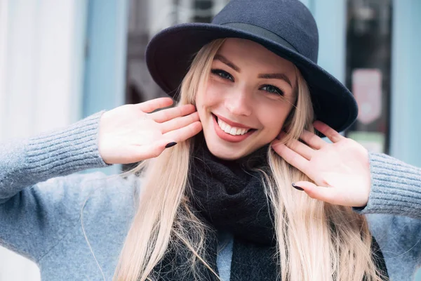 Mavi Arka Planı Gülümseyen Şapkalı Şık Genç Kadın Görüntüsünü Kapatın — Stok fotoğraf