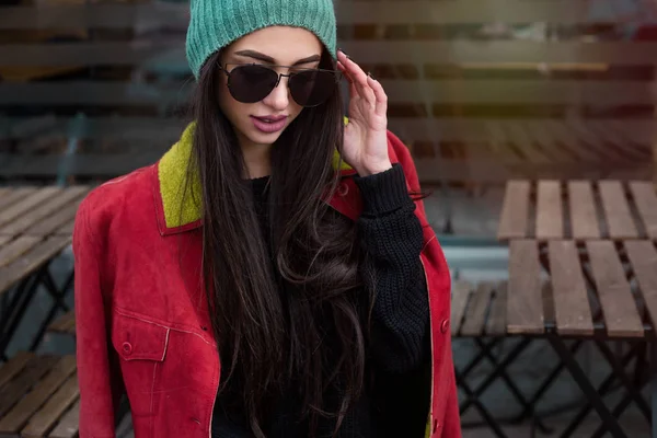 Retrato Moda Aire Libre Una Joven Hermosa Mujer Moda Sentada — Foto de Stock