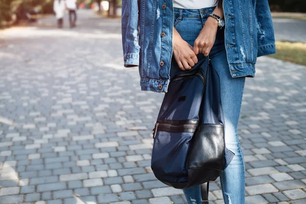 Mulher Jovem Moda Jeans Jaqueta Calça Longa Bolsa Feminina Nas — Fotografia de Stock