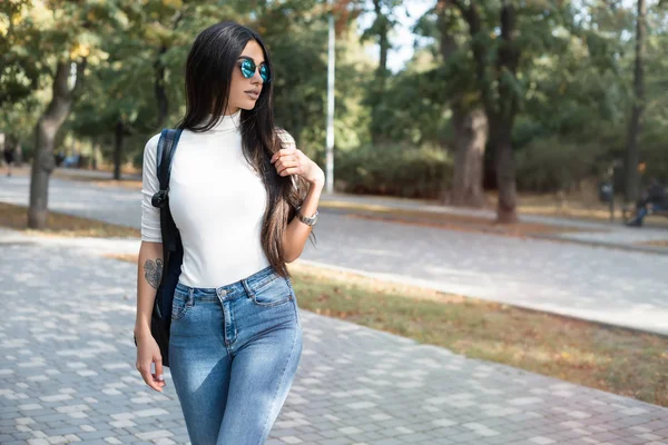 Hipster Flicka Klädd Tomt Grå Shirt Jeans Och Ryggsäck Poserar — Stockfoto