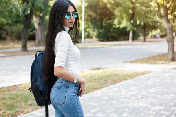 Hipster Mädchen Khakiweißem Sweat Shirt Jeans Und Rucksack Posiert Beim — Stockfoto