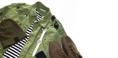 Trendy bir görünüm moda görüntü kadar kapatın. Düz-lay sonbahar Lady ' s Giyim kıyafet. Çizgili renkli kazak, parka, saatler, denim jeans, haki süet snickers, şapka, beyaz shoppbackground, üstten görünüm. Kopya alanı.