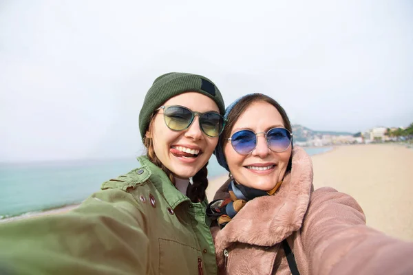 Madre Hija Adulta Están Haciendo Selfie Playa Volviéndose Loco Mostrando — Foto de Stock