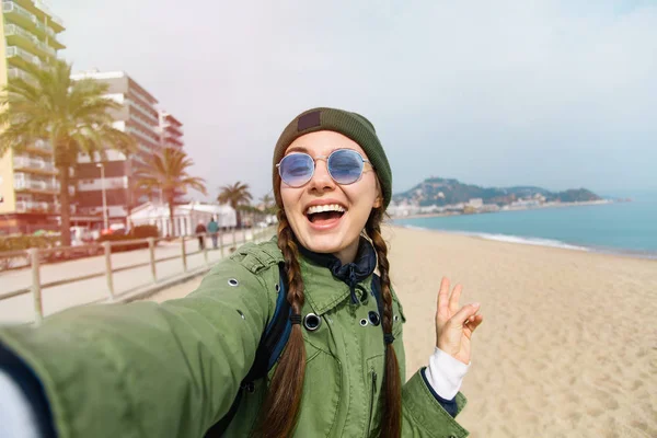 Dość Młoda Kobieta Turystyczny Trwa Podróż Selfie Plaży Podczas Barcelona — Zdjęcie stockowe