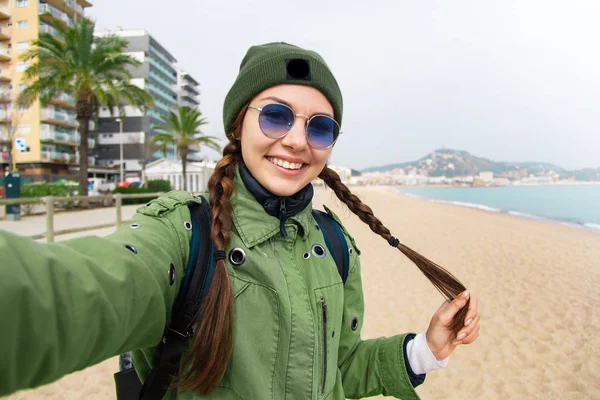 Muito Jovem Turista Leva Selfie Viagem Praia Enquanto Férias Primavera — Fotografia de Stock