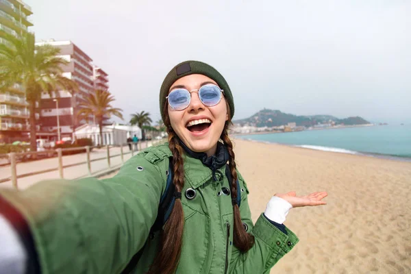 Bastante Joven Turista Toma Selfie Viaje Playa Mientras Que Las — Foto de Stock