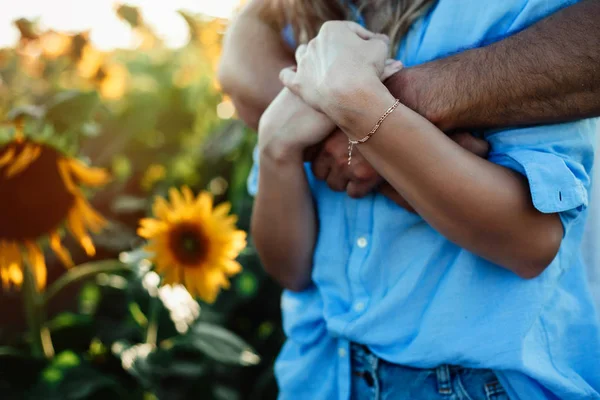 Young Couple Love Attractive Man Woman Enjoying Romantic Evening Sunflower — Stock Photo, Image