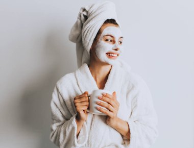 Güzel Lüks Hayat. Kahvaltıda. Bir fincan kahveli mutlu kız. Duştan sonra bornoz ve havlu giyen ev stili gevşetici kadın. Spa Günaydın. Kozmetik ameliyatı. Güzellik kaplıcası ve kozmetoloji.