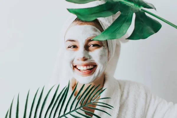 Wanita Cantik Dengan Tanah Liat Atau Topeng Lumpur Wajahnya Atas — Stok Foto
