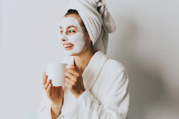 아름다운 럭셔리 아침이야 커피를 마시며 스타일 여성은 목욕을 후에는 타월을 — 스톡 사진
